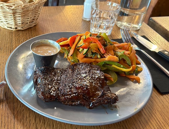Le Paris Café 1